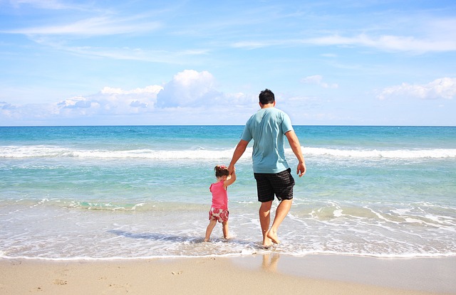 otec s dcerou na pláži